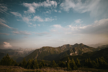 Naklejka premium Rugged mountain ridge beneath a dramatic blue sky with scattered clouds