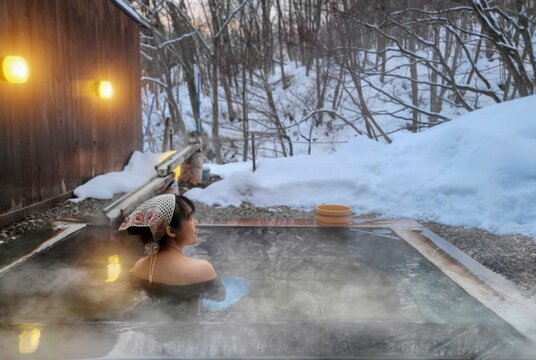 Japanese people are relaxing in a hot spring.	