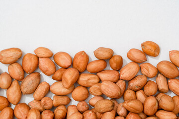 Obraz premium Raw peanut kernels in brown peel in close-up White Background