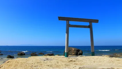 Fotobehang Torii Gates 愛知県知多半島のつぶてヶ浦にある鳥居と海と青い空  © konomu