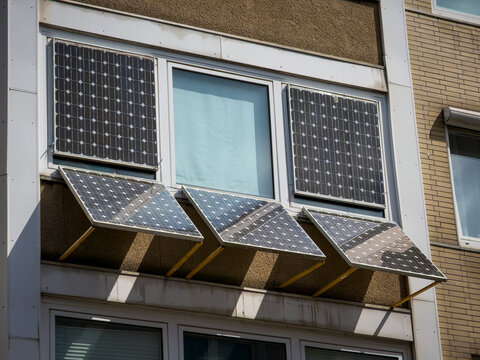 Ungew&ouml;hnliche Konstruktion von Solarpanelen an Fenstern und einer Fassade in Remscheid, Deutschland
