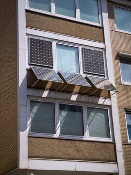 Ungew&ouml;hnliche Konstruktion von Solarpanelen an Fenstern und einer Fassade in Remscheid, Deutschland