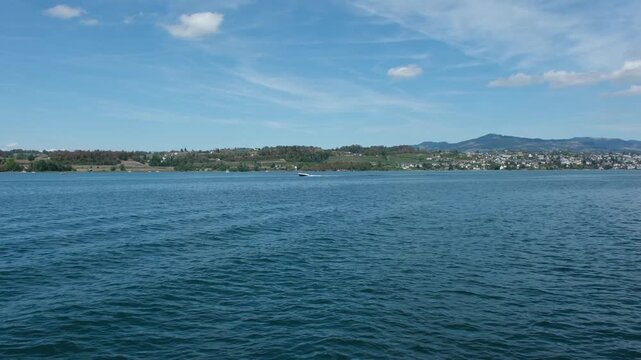 Z&uuml;richsee Schiffsfahrt im Sommer, tiefblaues Wasser mit Wellen, Blick auf Rapperswil in der Ferne