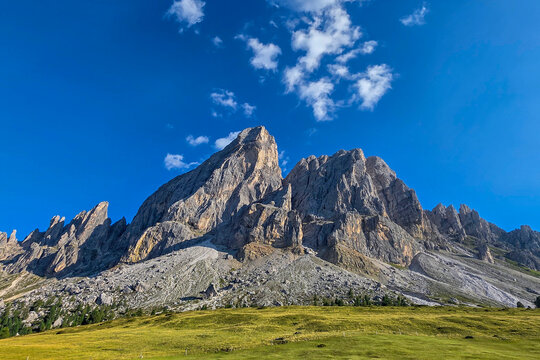 Sass de Putia is a magnificent mountain in the Dolomites, 2,875 meters high, located in South Tyrol on the edge of the Puez-Odle Nature Park.