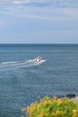 Petit bateau quittant le port vers l’océan, vue sur la mer © JMD Photographies