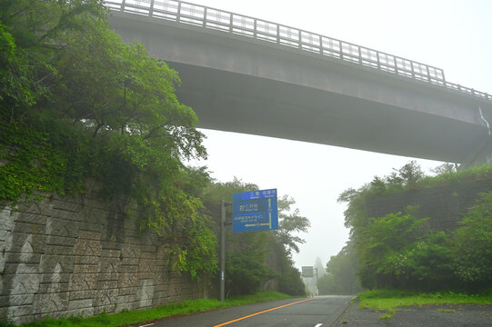 伊豆半島の伊豆山稜線歩道　静岡県道411号西天城高原線の陸橋下の船原峠
