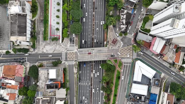 Vista A&eacute;rea Vertical Top-Down do Tr&acirc;nsito na Avenida 23 de Maio, Viaduto, Cruzamentos e Faixas de Pedestres