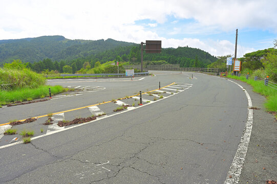 静岡県伊豆市　伊豆半島　霧の静岡県道411号西天城高原線に西伊豆スカイラインの終点が合流
