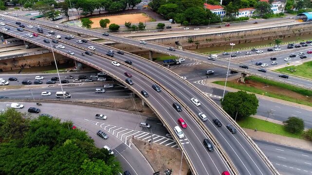S&Atilde;O PAULO, BRASIL - AGOSTO DE 2024: Vista a&eacute;rea elevada de drone do tr&aacute;fego intenso de ve&iacute;culos na Liga&ccedil;&atilde;o Leste-Oeste, com edif&iacute;cios urbanos no parque d. Pedro