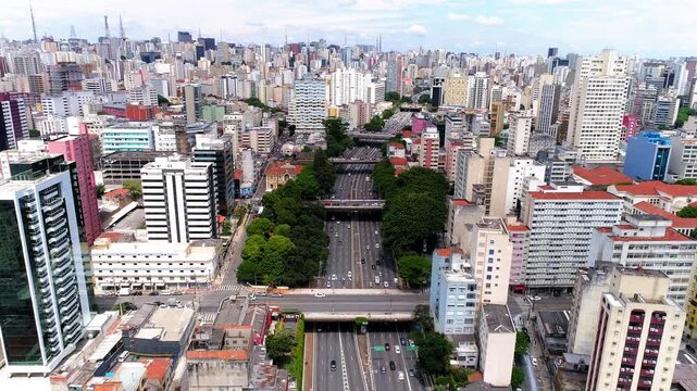 Vista A&eacute;rea do Tr&acirc;nsito na Avenida 23 de Maio, Sequ&ecirc;ncia de Viadutos e Skyline de S&atilde;o Paulo