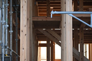 Naklejka premium 建設現場で組み上げられた木造住宅の骨組み