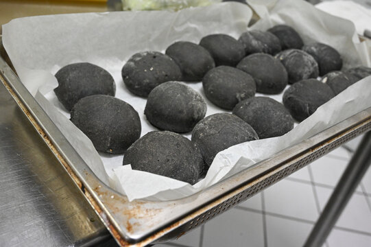 Pane al nero di seppia appena usciti dal forno