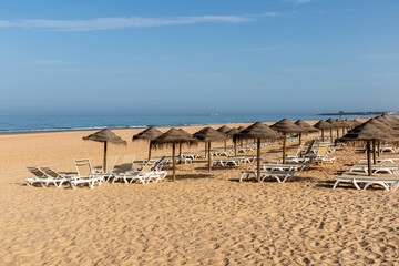 Barrosa beach, in Sancti Petri, Chiclana de la Frontera in the province of Cadiz, Spain, at low tide and with a large expanse of sand © josevgluis