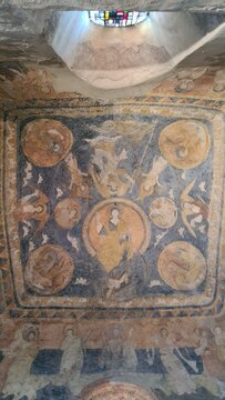 Les magnifiques peintures romanes (repr&eacute;sentant le Jugement Dernier) des murs de la partie la plus ancienne (oratoire) de l'&eacute;glise Saint-Michel d'Aiguilhe (Auvergne, France)