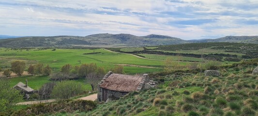 L'ancien moulin à eau du hameau de L'Hôpital, avec son magnifique toit de chaume fraichement rénové, avec les landes d'altitude du mont Lozère en arrière-plan (parc national des Cévennes) © Arnaud