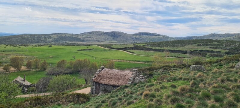 L'ancien moulin &agrave; eau du hameau de L'H&ocirc;pital, avec son magnifique toit de chaume fraichement r&eacute;nov&eacute;, avec les landes d'altitude du mont Loz&egrave;re en arri&egrave;re-plan (parc national des C&eacute;vennes)