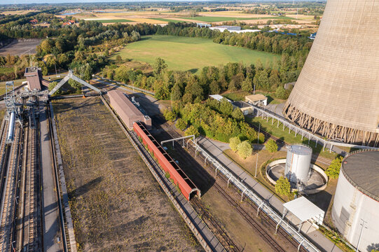 Aerial view of the decommissioned Kraftwerk Heyden in Lahde, featuring a cooling tower, empty coal storage yard, and industrial infrastructure in Petershagen, North Rhine-Westphalia, Germany.