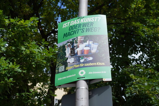Wahlplakat von B&uuml;ndnis 90/Die Gr&uuml;nen zur Wahl zum Abgeordnetenhaus mit der Aufschrift "Ist das Kunst? Oder wer macht's weg?" zum Thema M&uuml;llentsorgung, Friedrichshain-Kreuzberg, Berlin, 24.08.2026