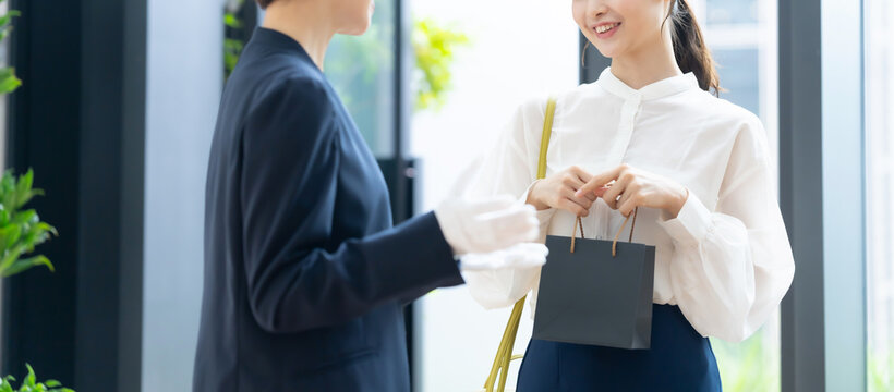 ショッピング　女性