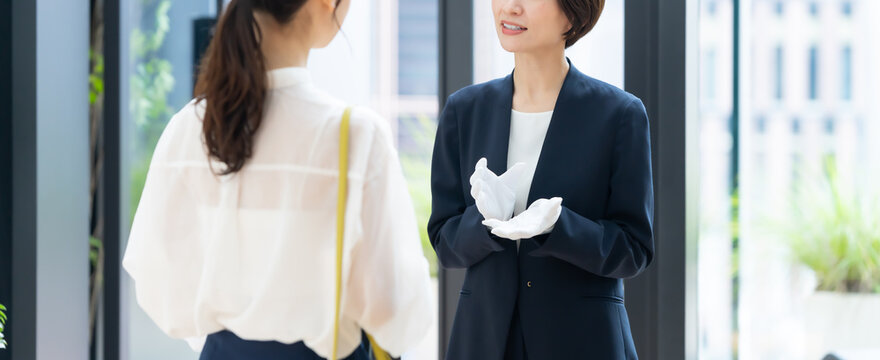 接客する販売スタッフ