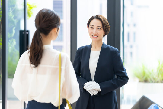 接客する販売スタッフ