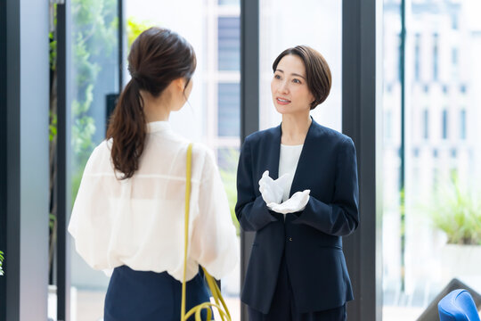 接客する販売スタッフ