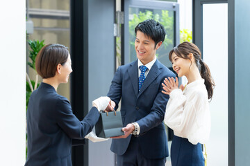 Naklejka premium 買い物をするカップル 接客