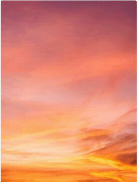 Fondo de cielo al atardecer con nubes suaves en tonos naranjas y violetas