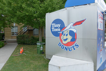 Obraz premium Tiny Tom Donuts sign at Exhibition Place, Toronto (22 August 2026)