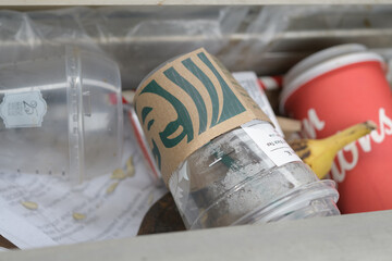 Naklejka premium close-up of recycling bin with coffee cups in Toronto