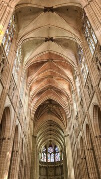 Belle perspective sur la nef et la vo&ucirc;te gothique de la cath&eacute;drale Saint-&Eacute;tienne d'Auxerre (Bourgogne, France)