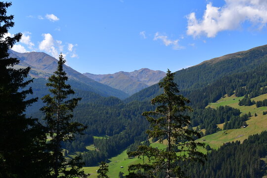 Sch&ouml;ne Landschaft bei Reschen in S&uuml;dtirol 