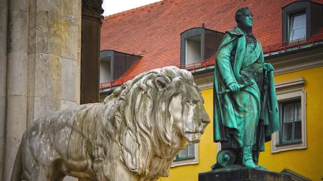 L&ouml;wenstatue und Denkmal f&uuml;r Carl Philipp von Wrede an der Feldherrnhalle in M&uuml;nchen