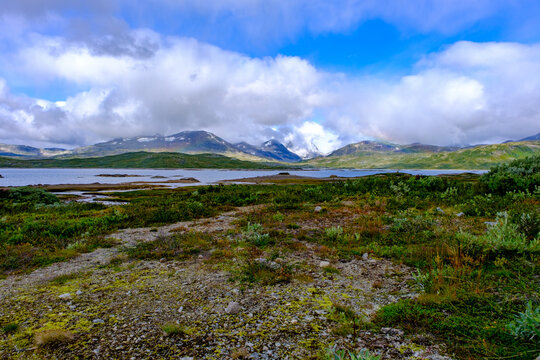 Lago lungo la Mj&oslash;lkevegen (la strada del latte). Pista sterrata ciclabile. Norvegia