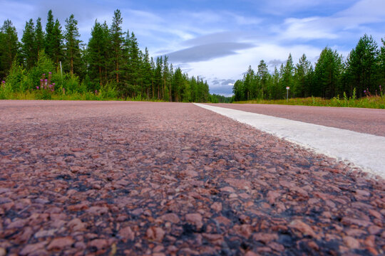 Strada di montagna asfaltata in Svezia