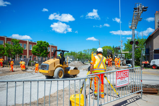 railway construction in Canada, building the renewal of a level crossing, upgrading from a single line to twin track