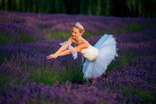 A white dancer poses gracefully in a lavender field in WA, USA