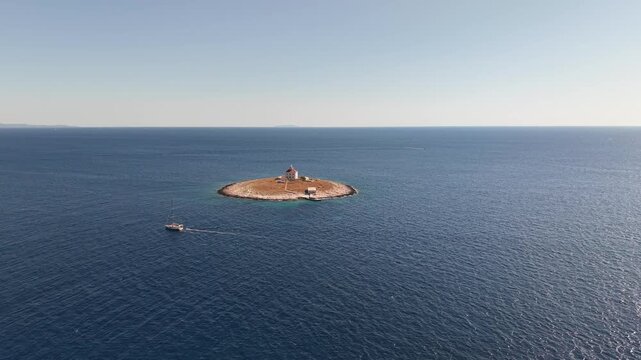 Phare solitaire sur un &icirc;lot au milieu de la mer Adriatique pr&egrave;s de Hvar, Croatie