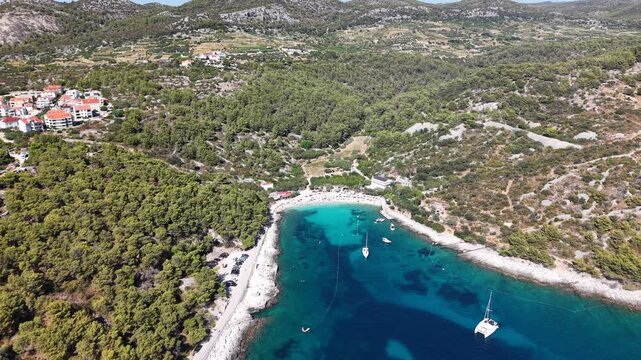 Baie aux eaux turquoise et plage de galets sur les &icirc;les Pakleni, Hvar, Croatie
