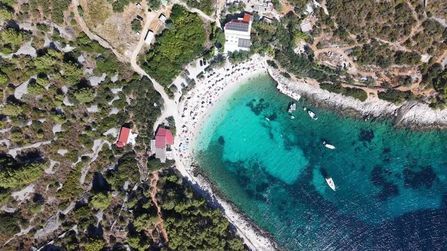 Plage paradisiaque aux eaux turquoise sur les &icirc;les Pakleni pr&egrave;s de Hvar, Croatie