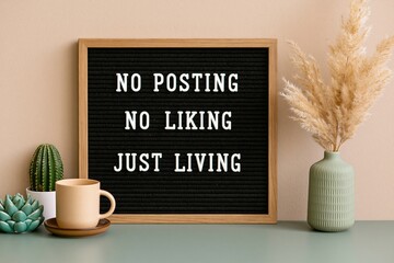 Naklejka premium Board with a black felt letter quote for a minimalist digital detox lifestyle