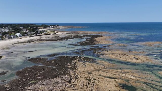 port et c&ocirc;te rocheuse du Croisic en Bretagne sud