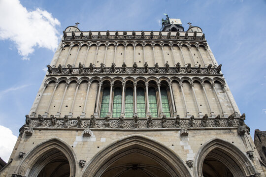 L&rsquo;&eacute;glise Notre-Dame de Dijon, consid&eacute;r&eacute;e comme un chef-d'&oelig;uvre d'architecture gothique . Les  51  gargouilles  de la fa&ccedil;ade occidentale de Notre-Dame de Dijon sont seulement d&eacute;coratives