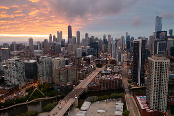 Fototapeta premium Chicago Cityscape Beneath a Dramatic Golden Sky