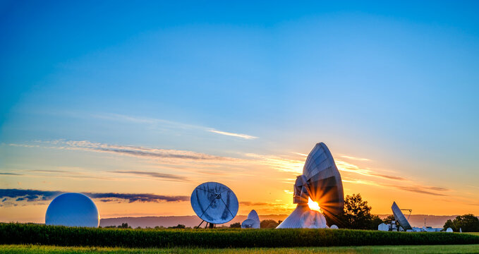 Radio telescope of a satellite earth station