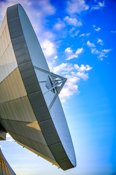 Radio telescope of a satellite earth station