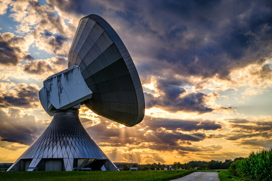 Radio telescope of a satellite earth station