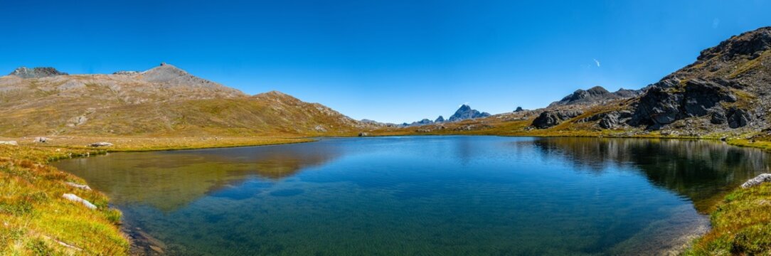 Ai piedi del Monviso i laghi di Chianale e i laghi dell&rsquo;altipiano del Longet