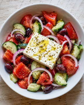 Caprese-Salat mit Balsamico auf wei&szlig;em Teller