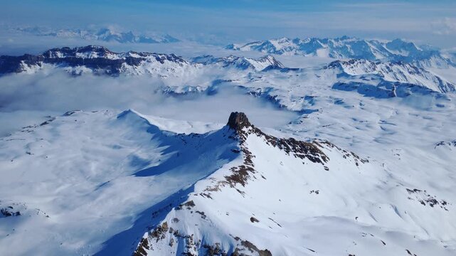 Einzelner Pyramidengipfel &uuml;ber weitem Schneeplateau &ndash; epische Winter-Luftaufnahme